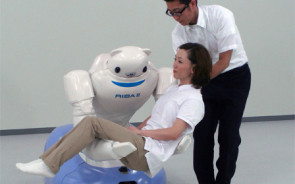 $$Der RIBA-II-Roboter hilft beim Aufstehen kniender_roboter-teaser.jpg